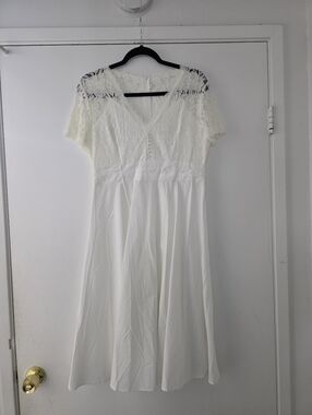 Elegant White Lace Midi Dress with V-Neck